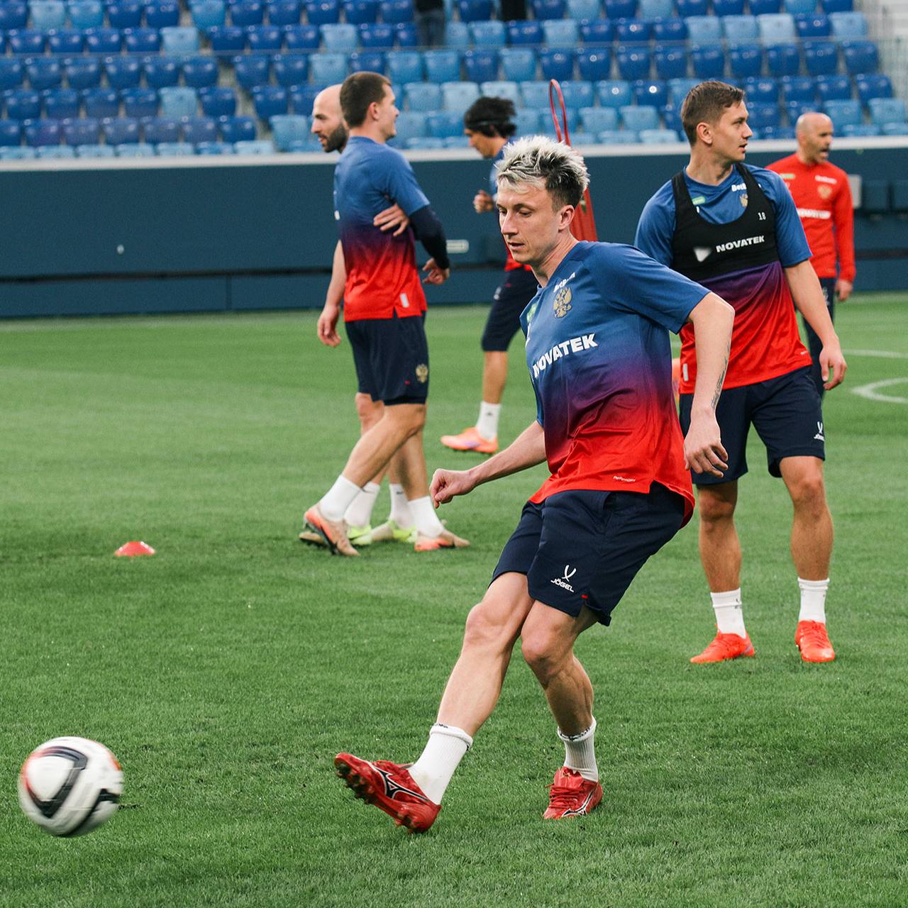 Стал известен стартовый состав сборной России на матч с Мали