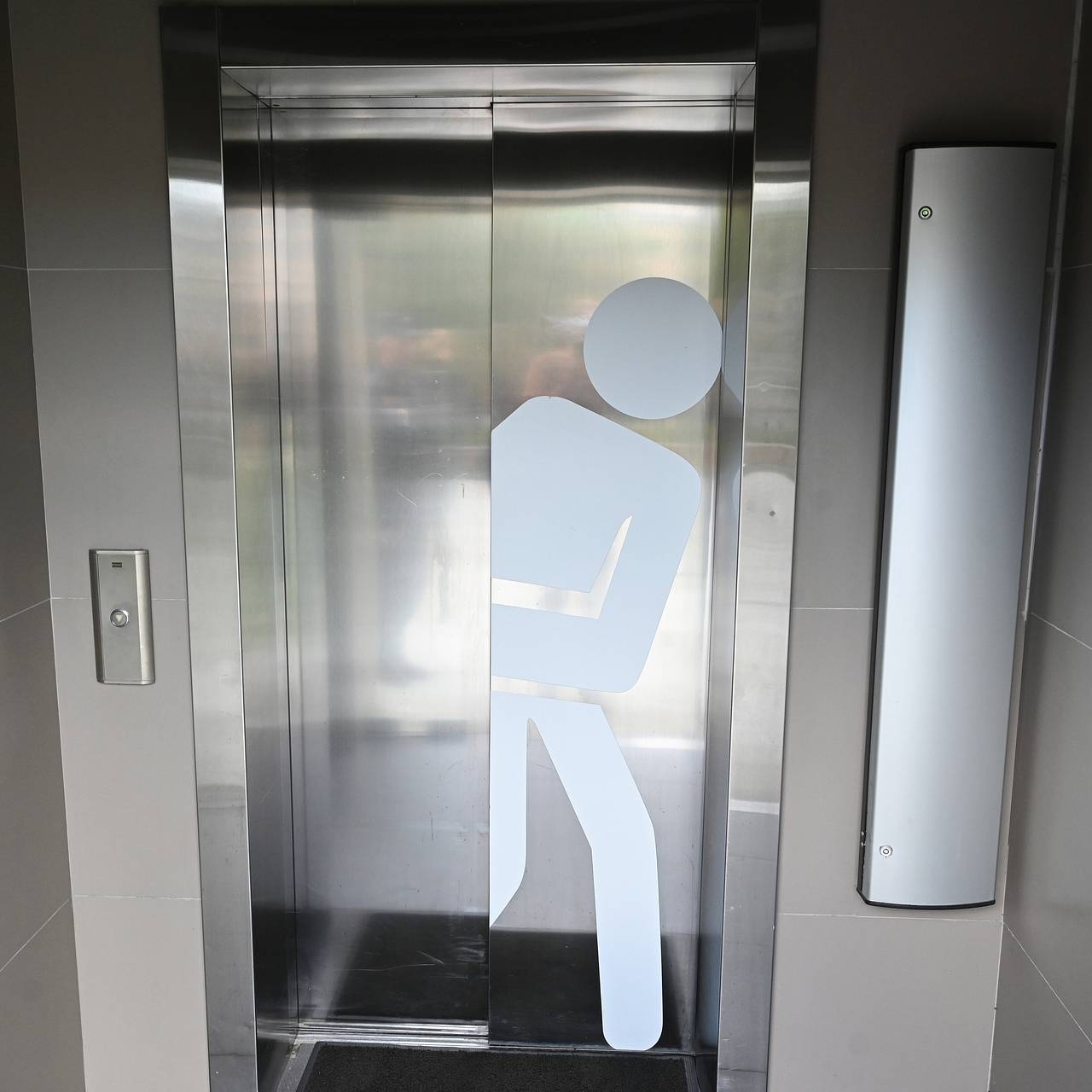 Россиянам дали совет на случай падения лифта