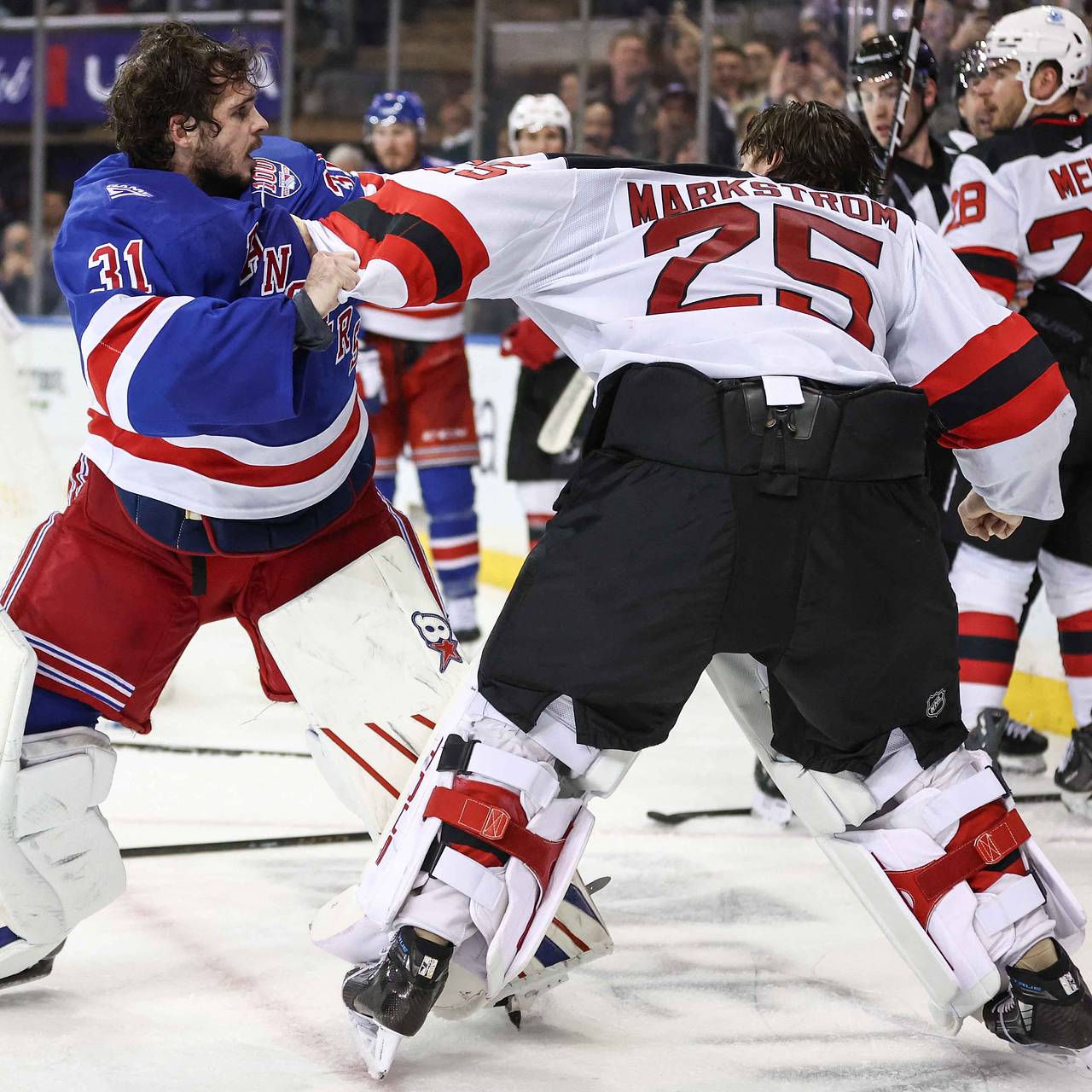 Российский вратарь НХЛ подрался с голкипером соперника