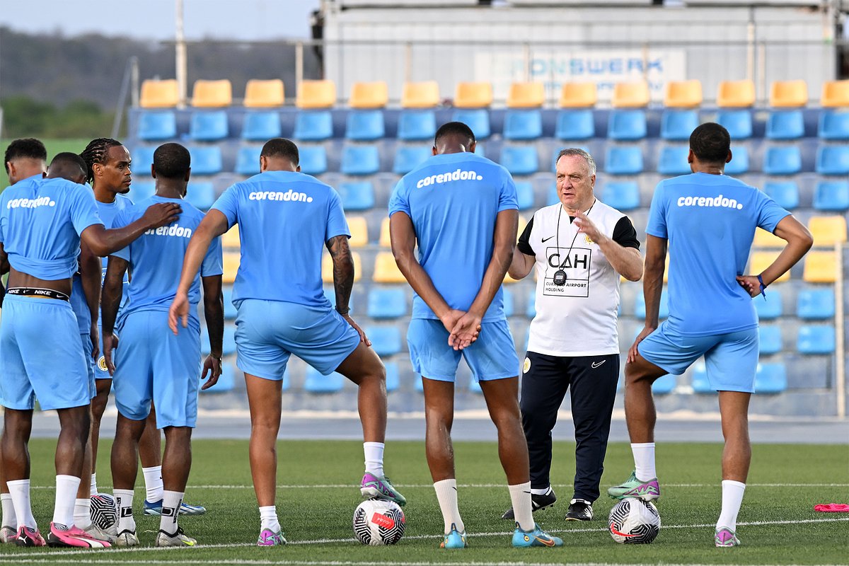 Дик Адвокат с футболистами сборной Кюрасао