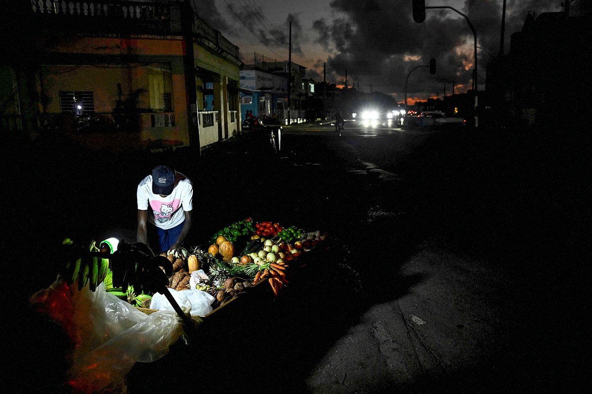 Мужчина продает овощи на улице во время отключения электроэнергии в Гаване, Куба, 22 января 2026 года
