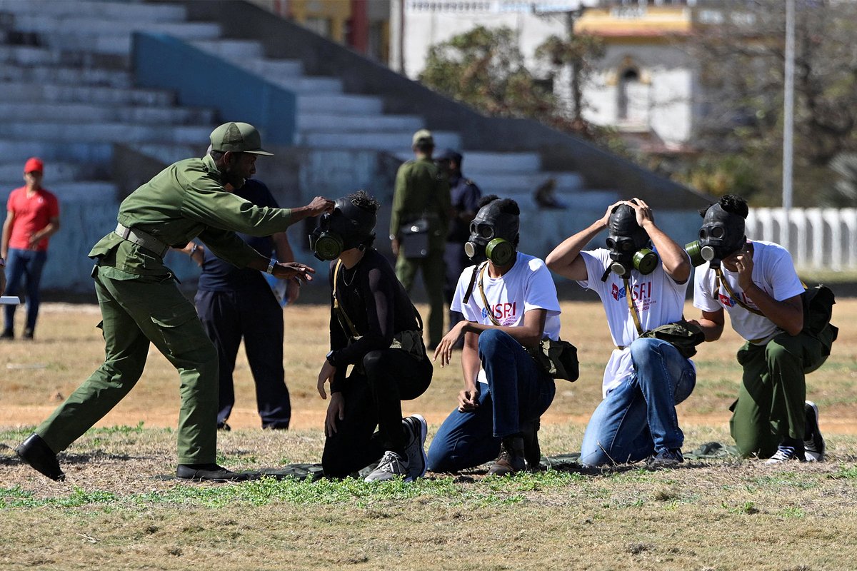 Жители Кубы проходят инструктаж по обороне, Гавана, 27 марта 2026 года