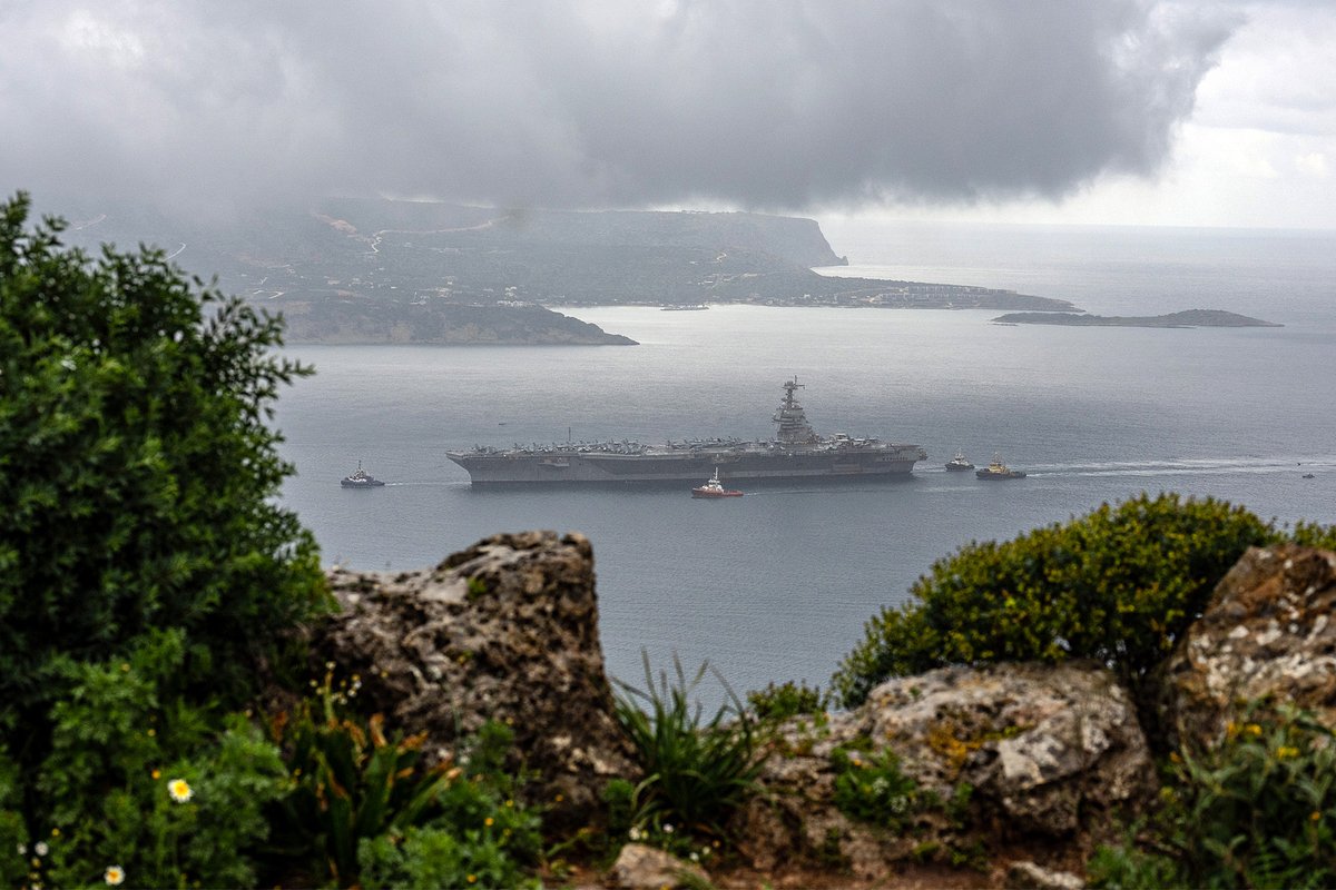 Авианосец ВМС США прибывает в бухту Суда, Греция, 23 марта 2026 года