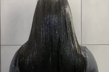 Отказавшаяся от мытья головы блогерша намочила волосы и удивила зрителей результатом