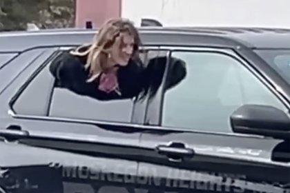 Женщина в наручниках сбежала из полицейской машины через опущенное стекло