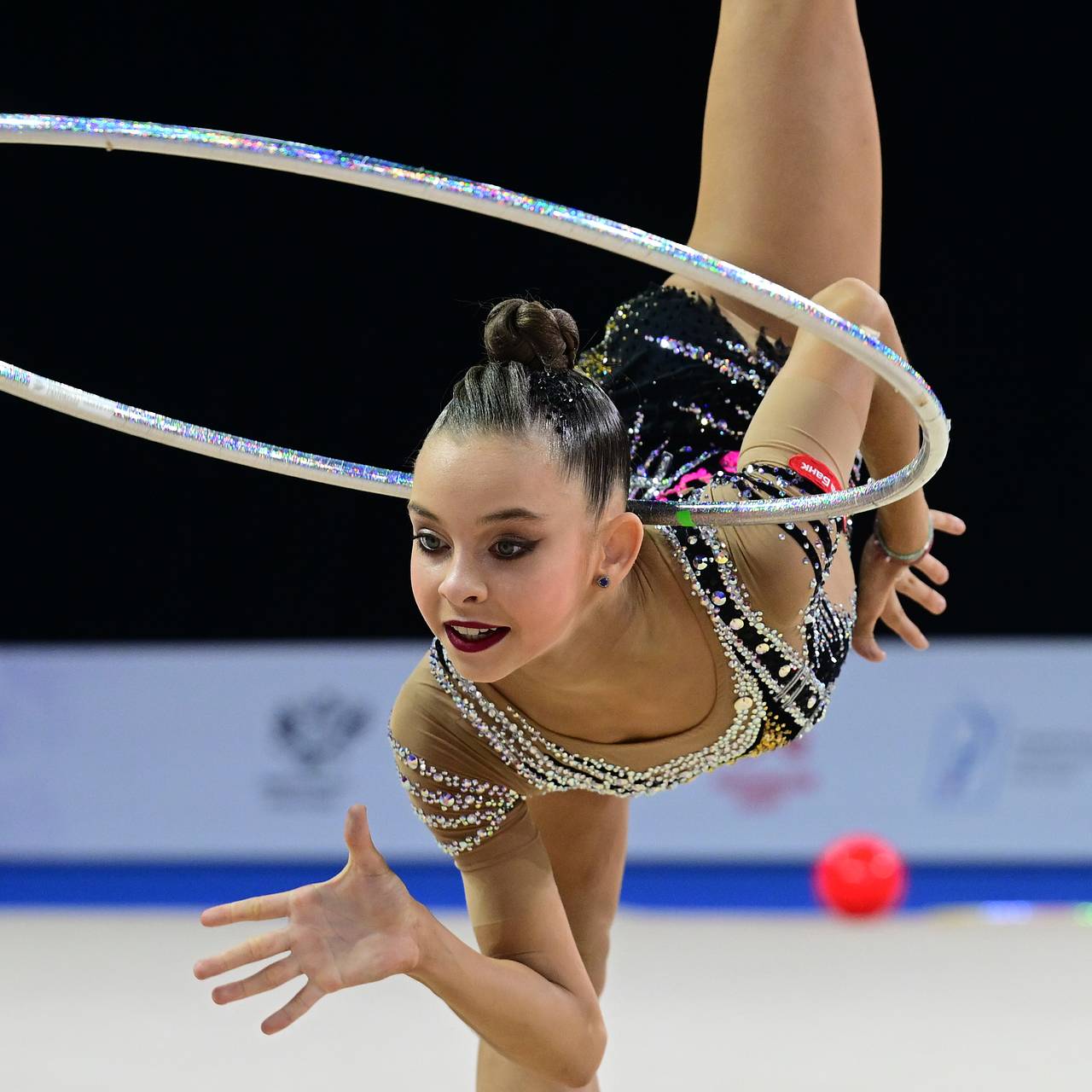 Киев требует наказать российскую гимнастку после скандала на Кубке мира. Она не повернулась к флагам во время украинского гимна