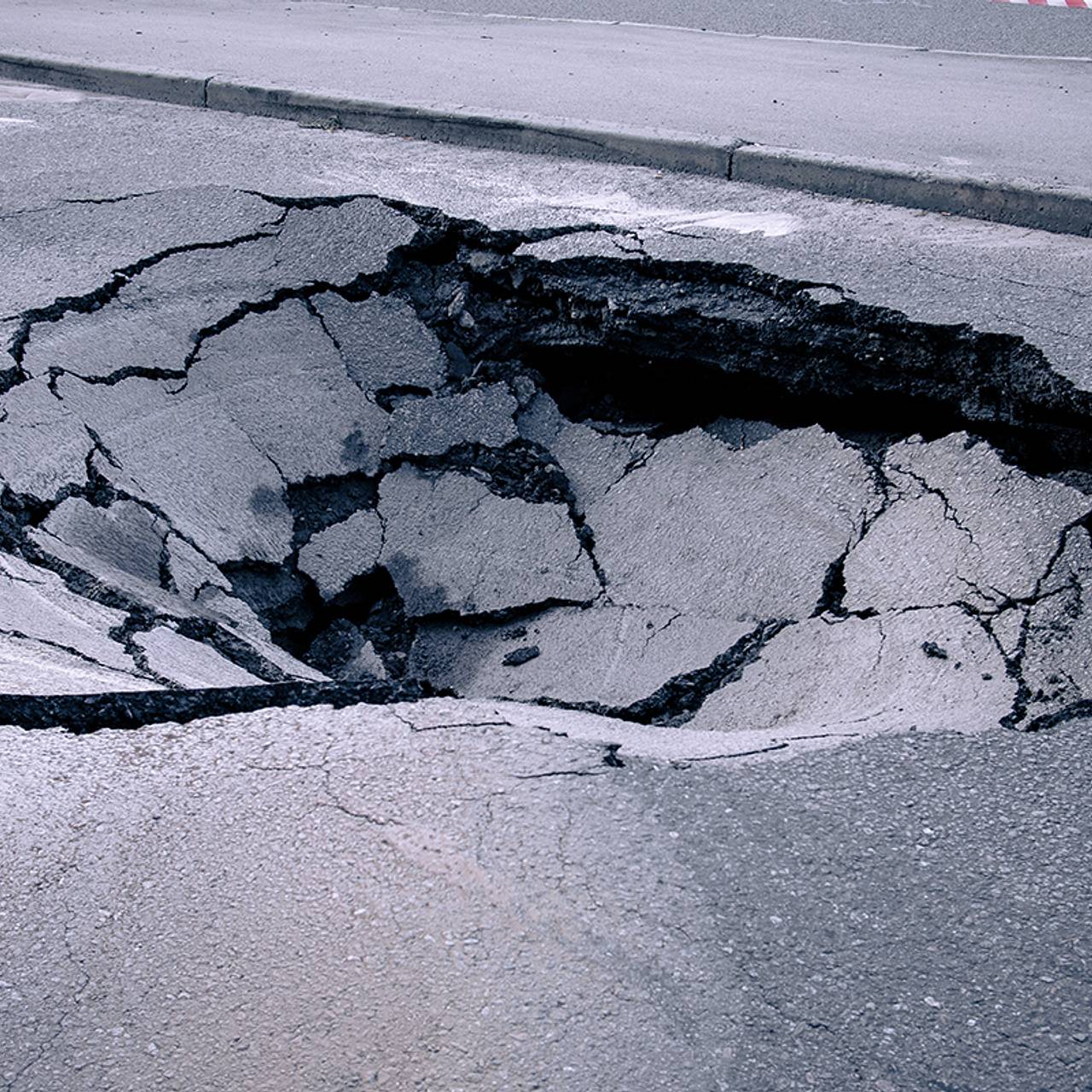 Авто провалилось в бездонную яму в центре российского города