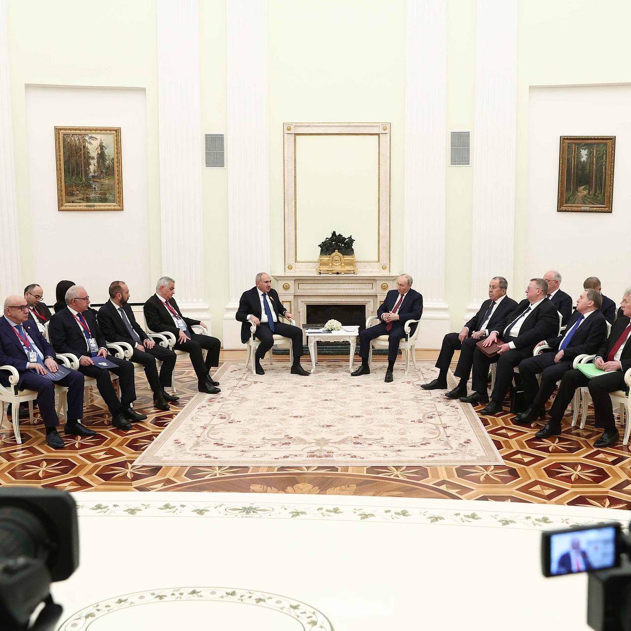 Пашинян обсудил с Путиным ограничения интернета