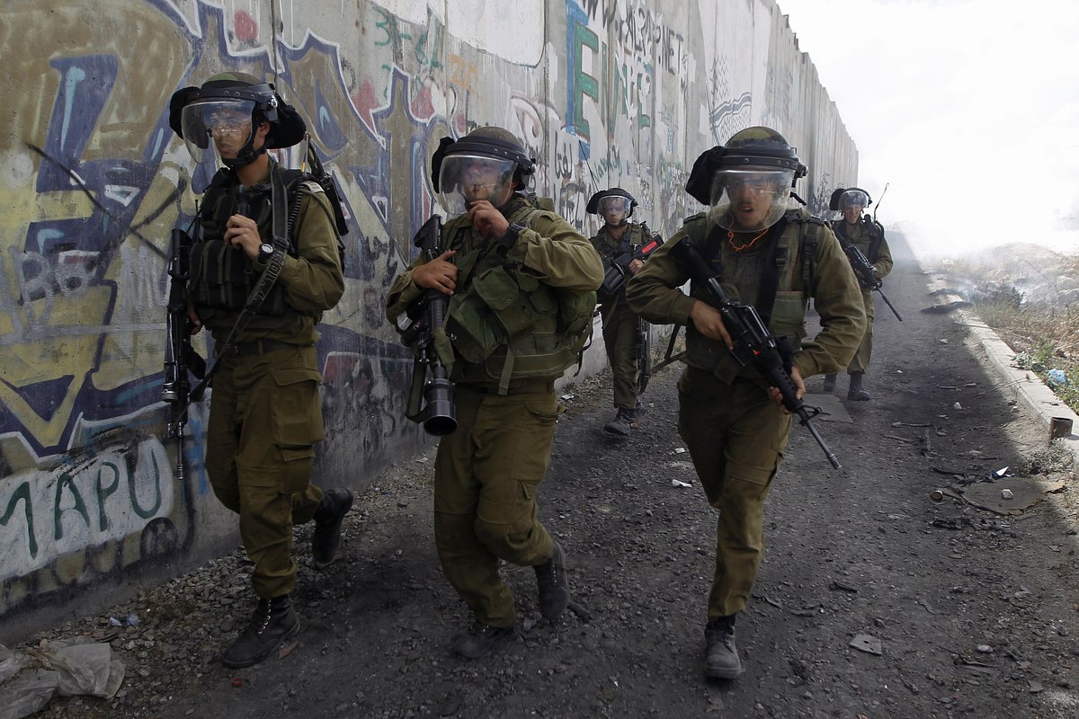 Израильские солдаты на контрольно-пропускном пункте Каландия на Западном берегу