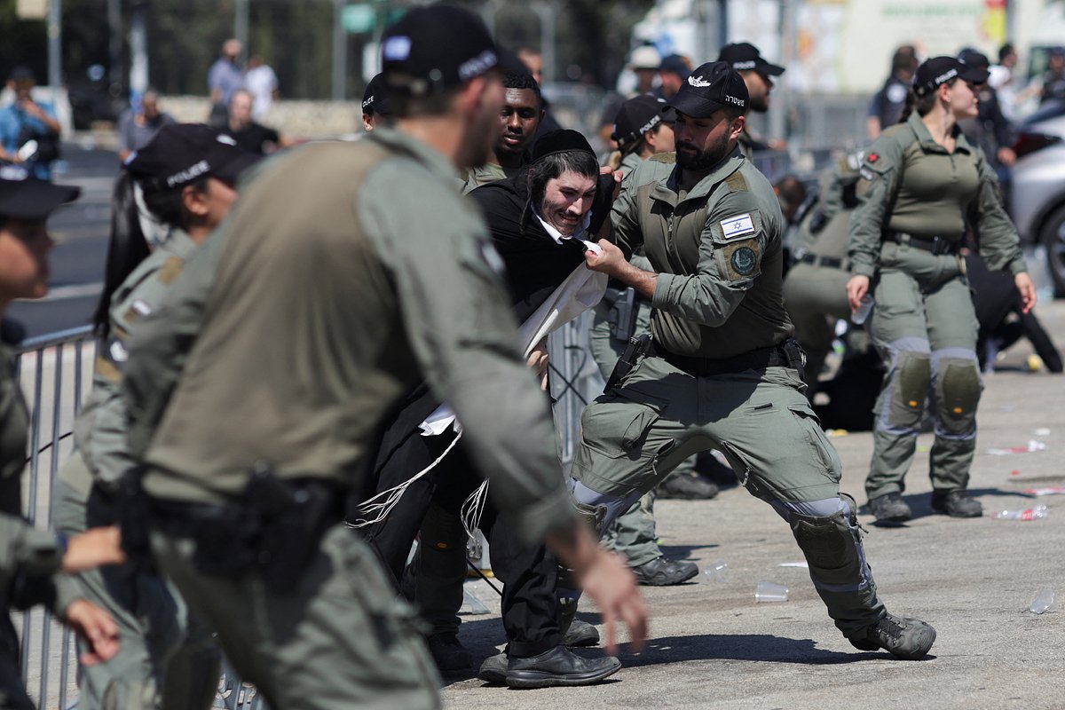 Уличные столкновения израильских полицейских и протестующих