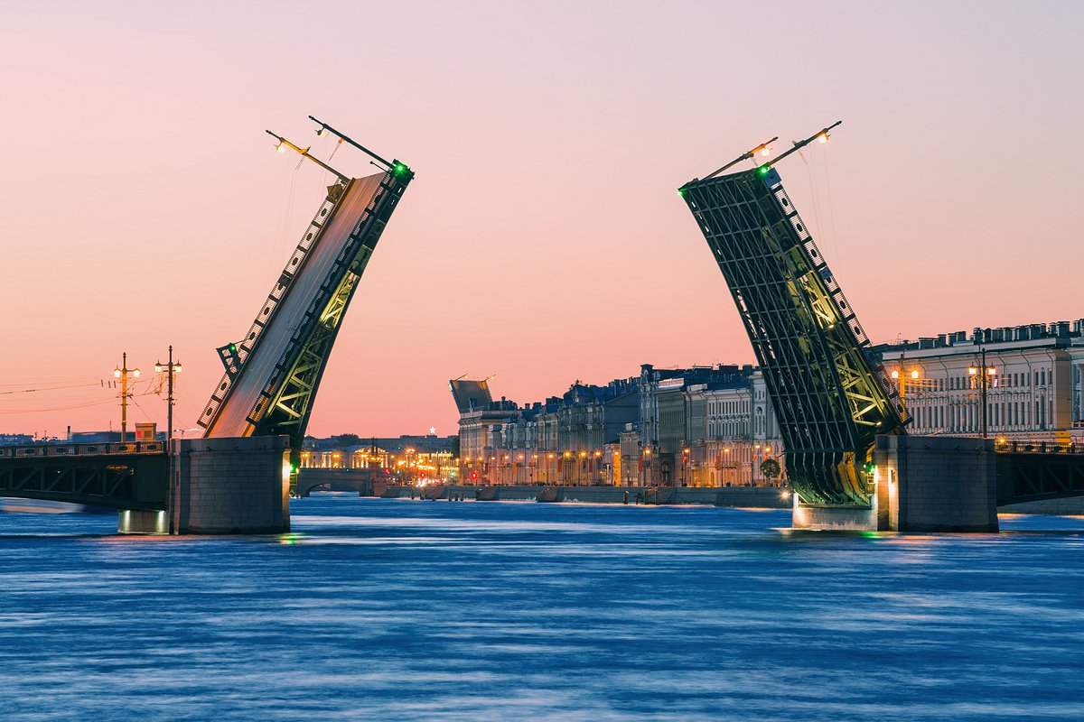 Вид на разведенный Дворцовый мост через Неву
