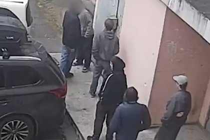 Школьники разгромили подъезд в российском городе и попали на видео