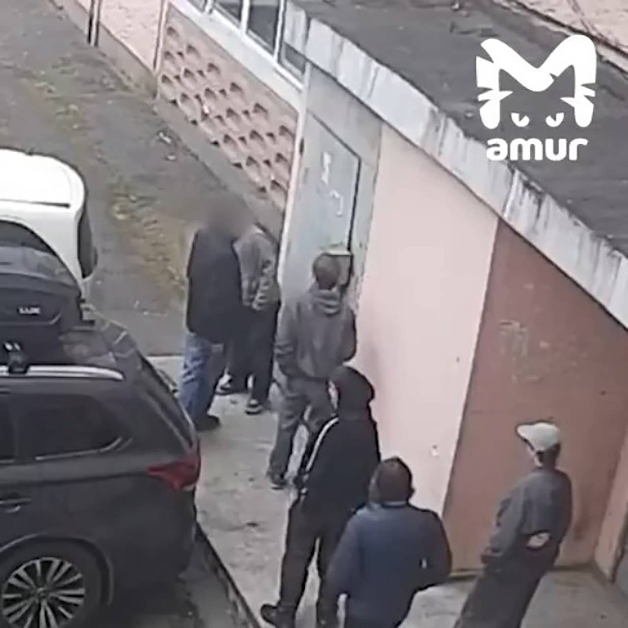 Школьники разгромили подъезд в российском городе и попали на видео