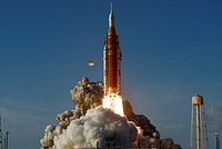 США впервые за 50 лет отправили людей к Луне. НАСА планирует «постоянно присутствовать» на спутнике Земли 