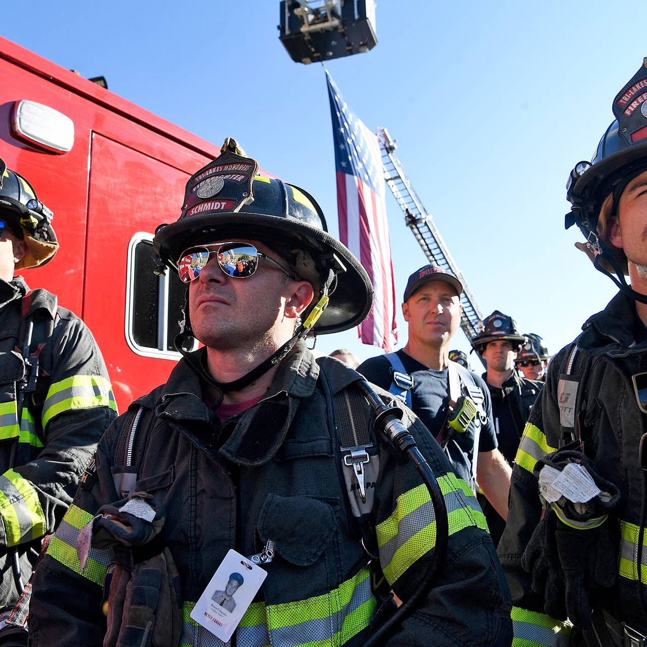 99-летняя женщина отметила день рождения в кругу красавчиков-пожарных