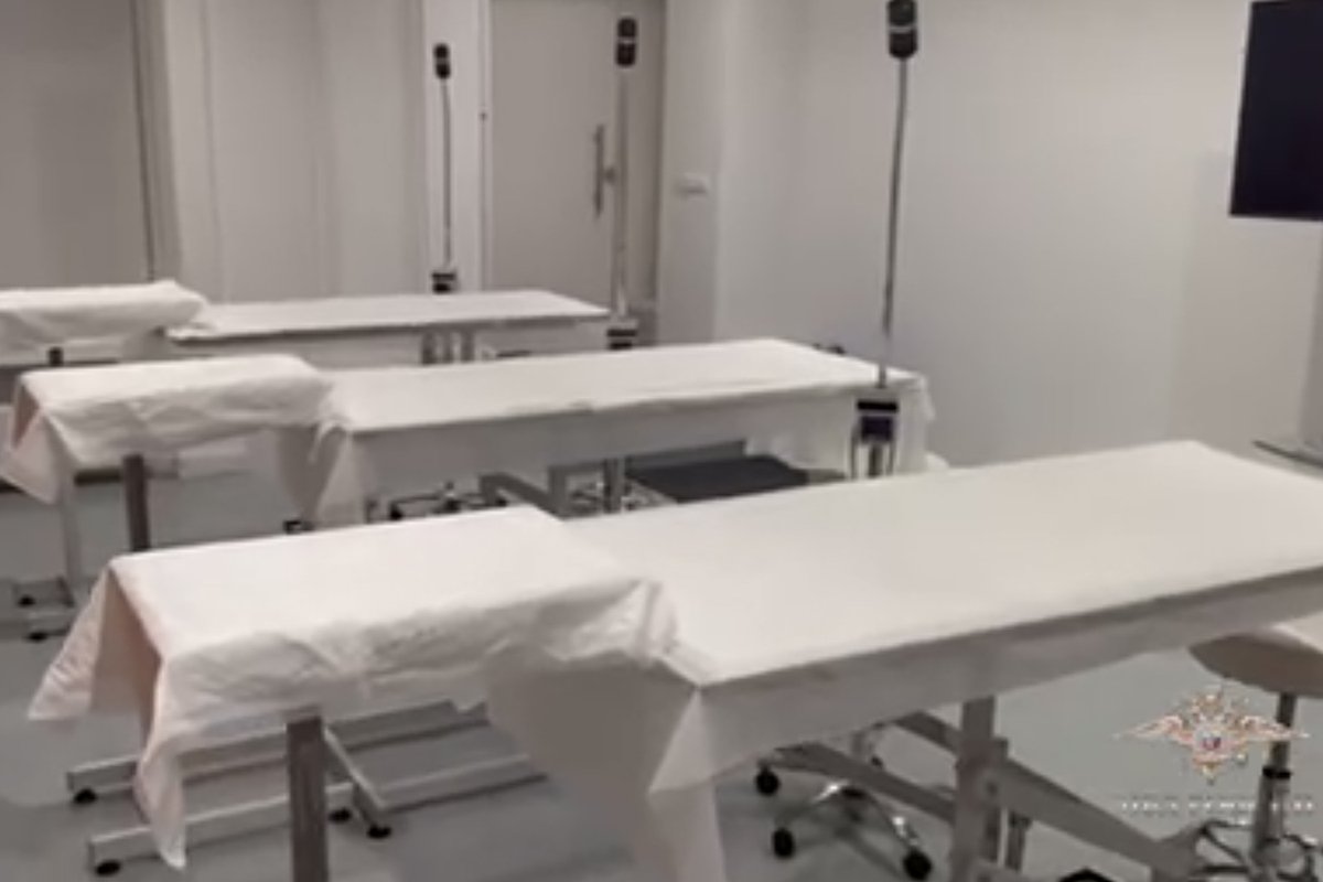 Секционные столы в морге Александровской больницы