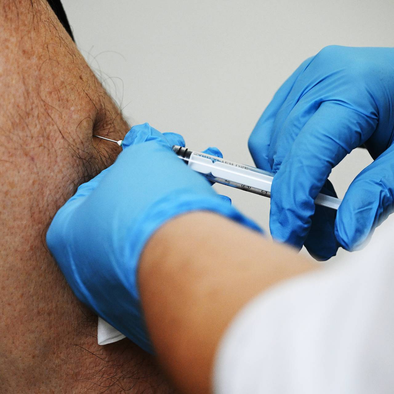 Онколог оценил вероятность включения российской вакцины от рака в ОМС