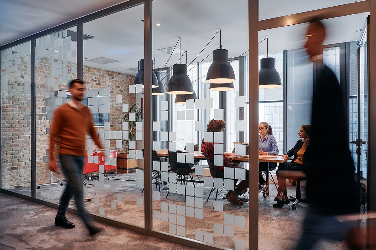 Если сотрудник брал отпуск без сохранения зарплаты более 2 недель за рабочий год, дни сверх лимита сдвигают начало его следующего оплачиваемого отпуска