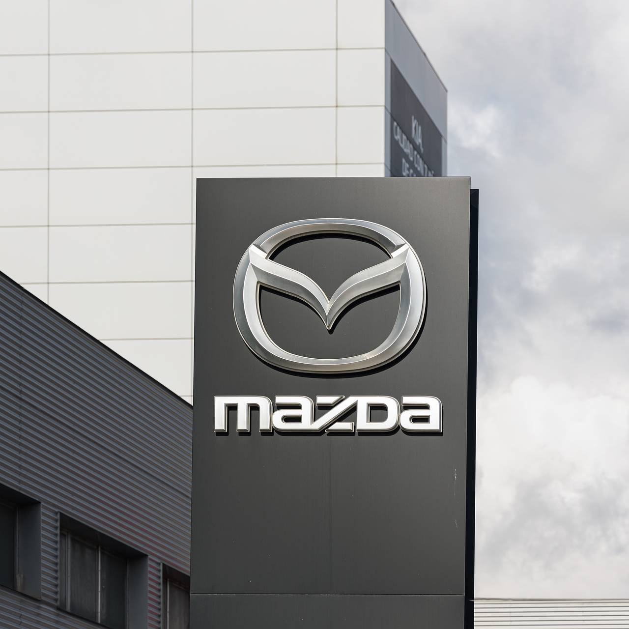 У ушедшей с рынка компании резко выросли доходы от продажи машин в России