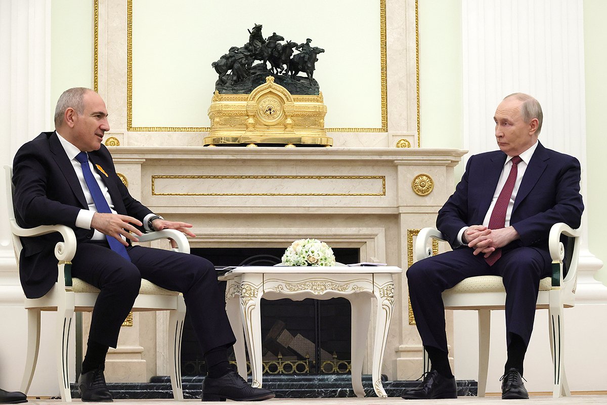 Президент России Владимир Путин и премьер-министр Армении Никол Пашинян (слева) во время встречи в Москве