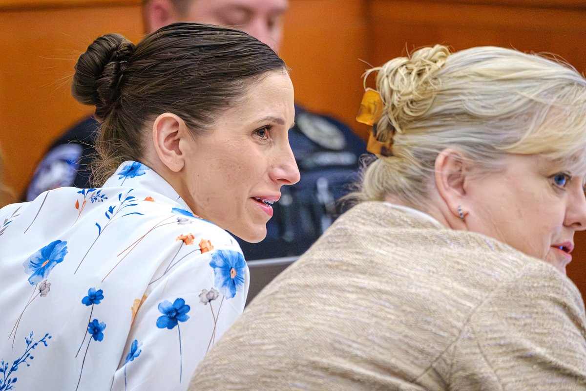 Кори Ричинс (слева) на судебном заседании