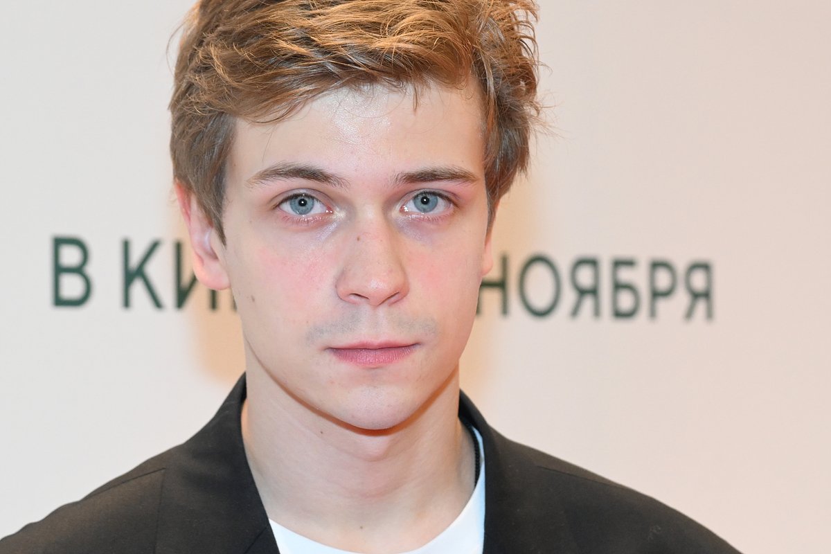 Денис Косиков, играет братьев Серегу и Митю.