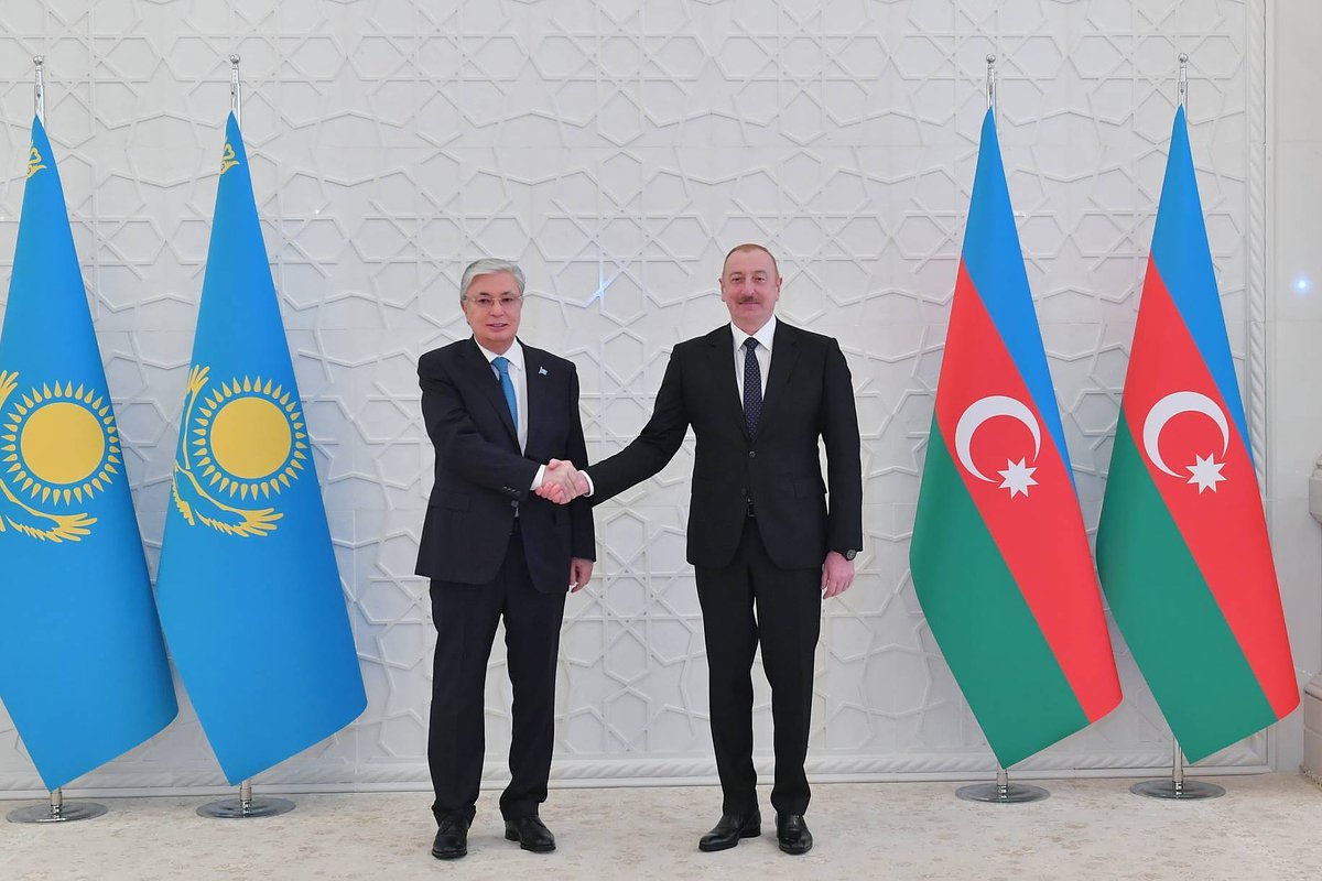 Президент Азербайджана Ильхам Алиев (справа) и лидер Казахстана Касым Жомарт Токаев