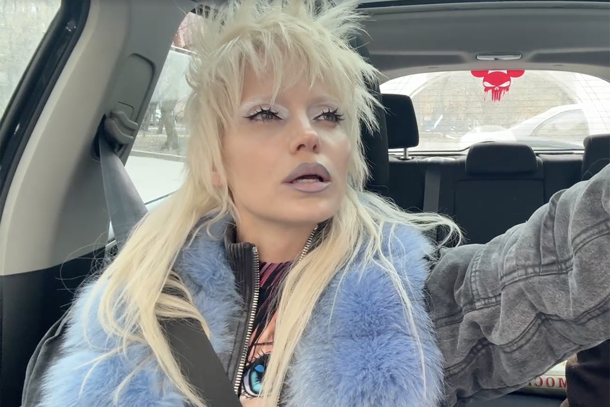 Глюкоза в микрошортах похвасталась новым автомобилем