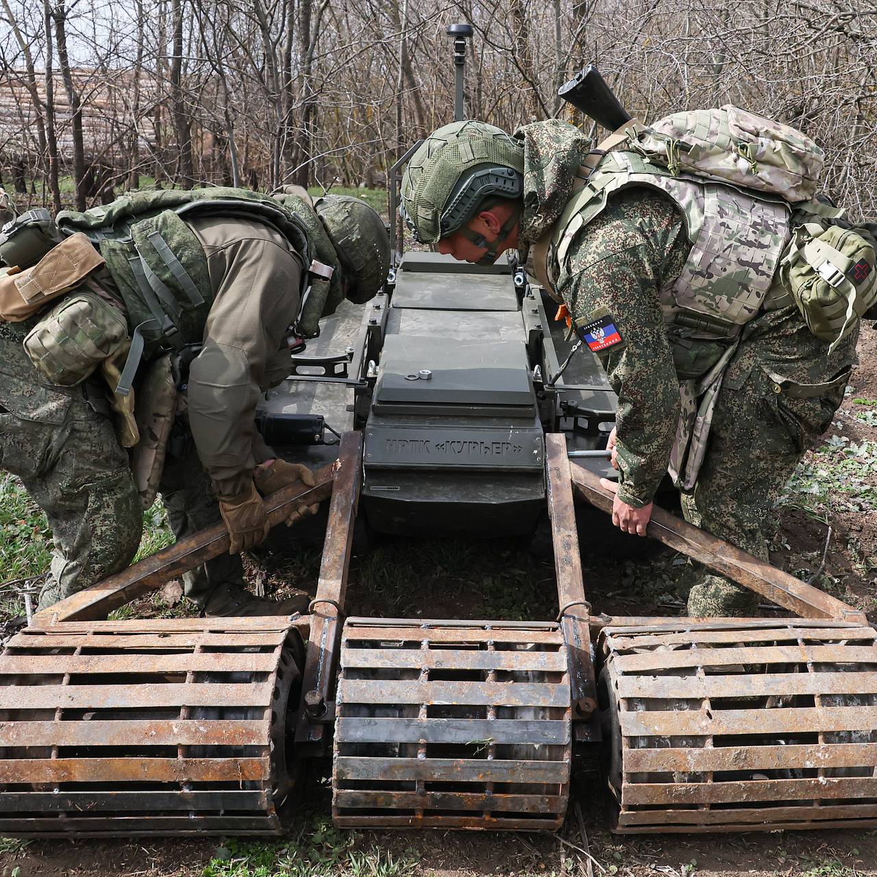Российские бойцы СВО 17 километров через болота под обстрелами на руках выносили командира