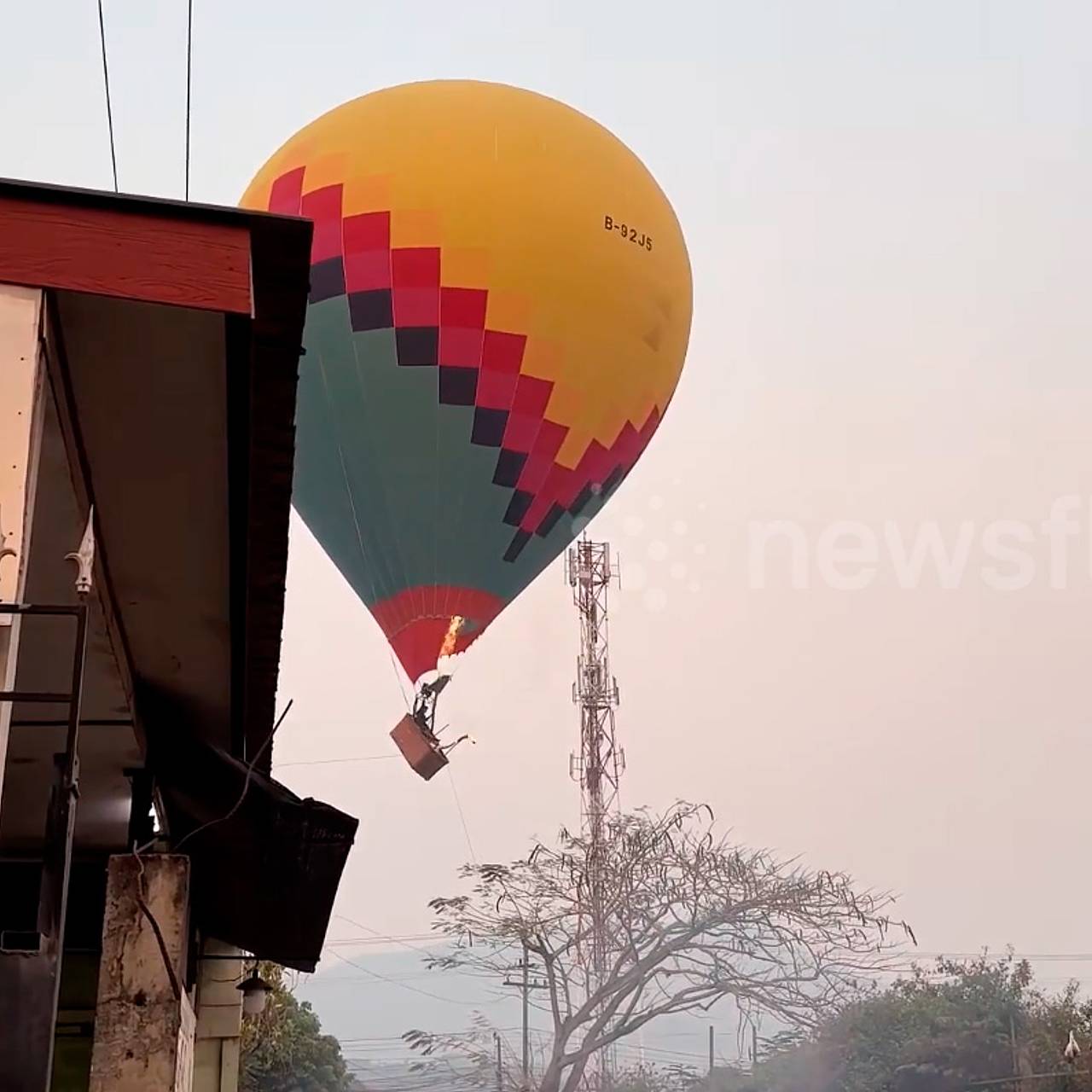 Воздушный шар с туристами врезался в линии электропередачи и попал на видео