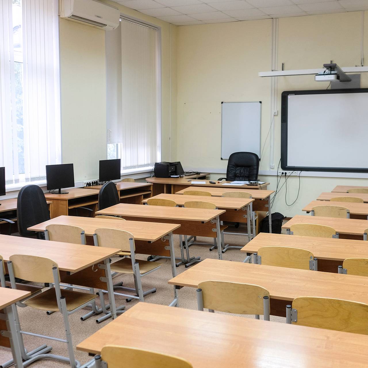 В российском вузе установили скульптуру в виде золотого фаллоса