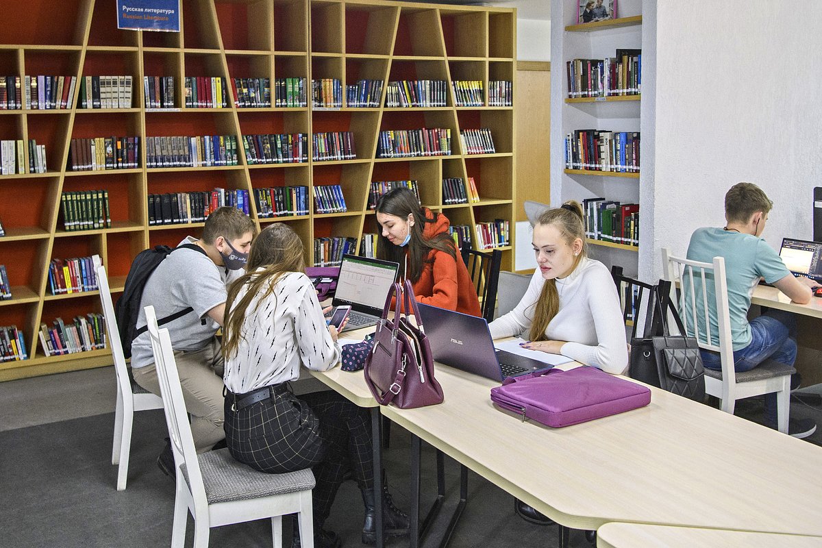 Студенты занимаются в библиотеке Томского государственного университета (ТГУ). Научная библиотека ТГУ является крупнейшей университетской научной библиотекой Западно-Сибирского региона России.
