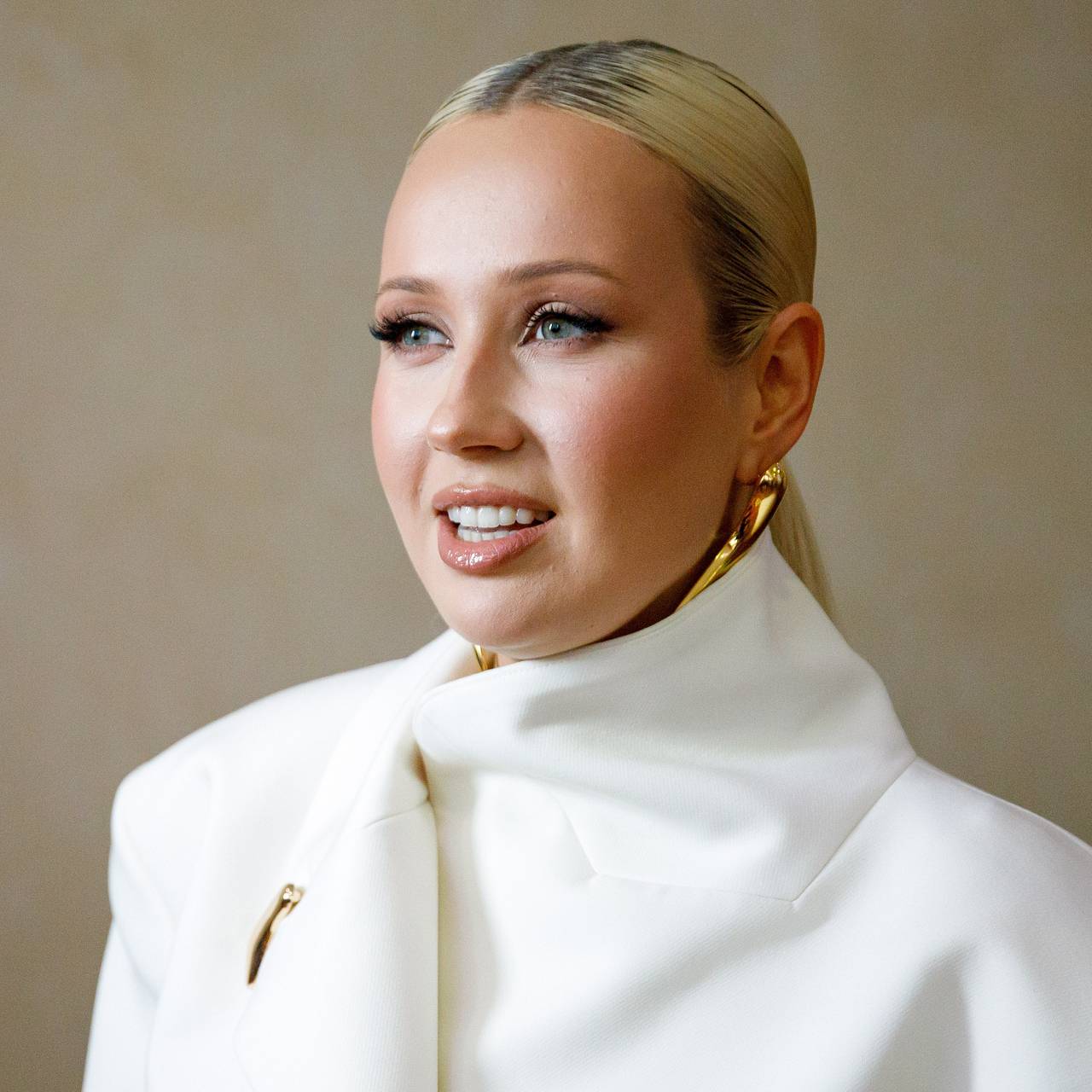 Популярная российская певица подтвердила отношения с блогером