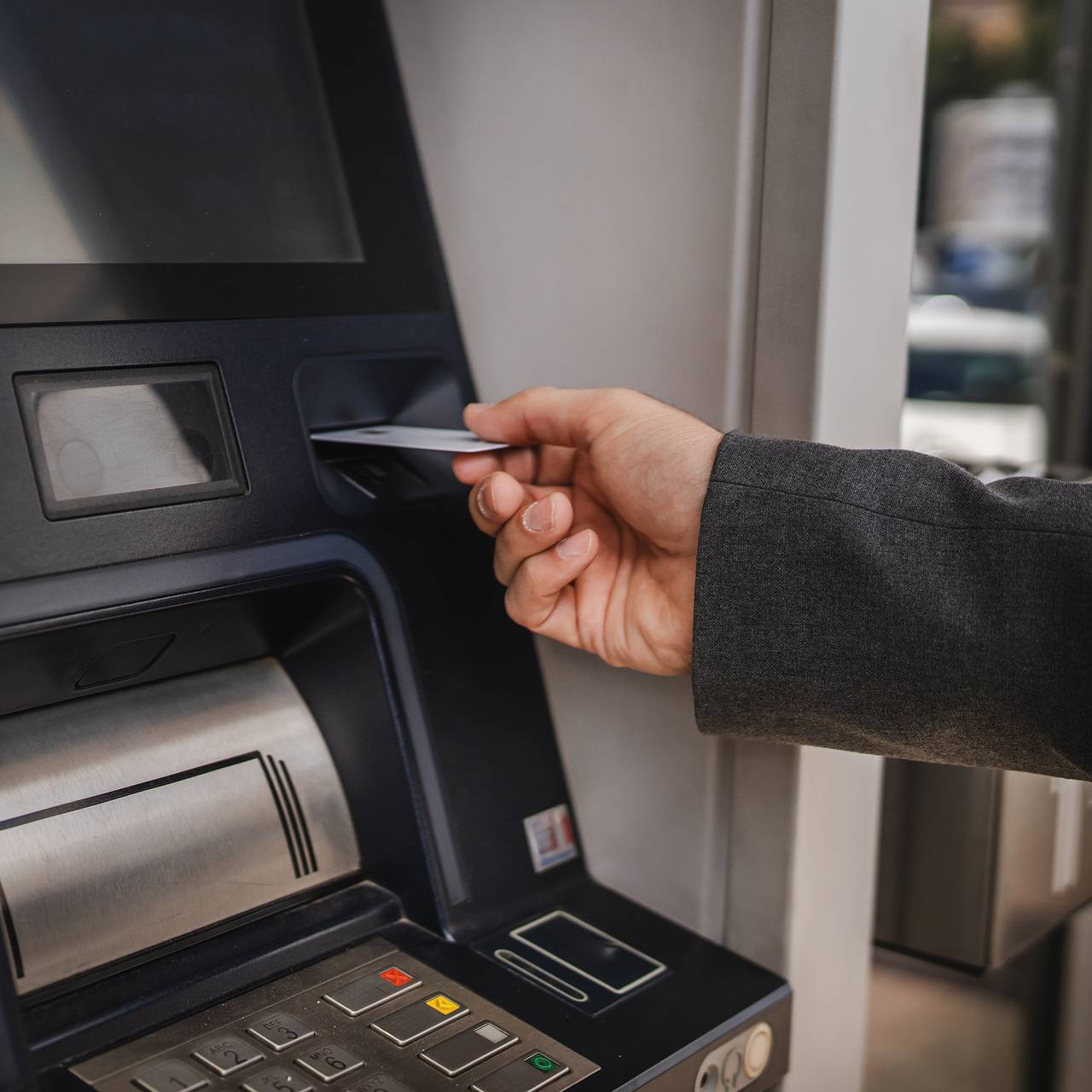 Число кредиток на руках у россиян упало до минимума