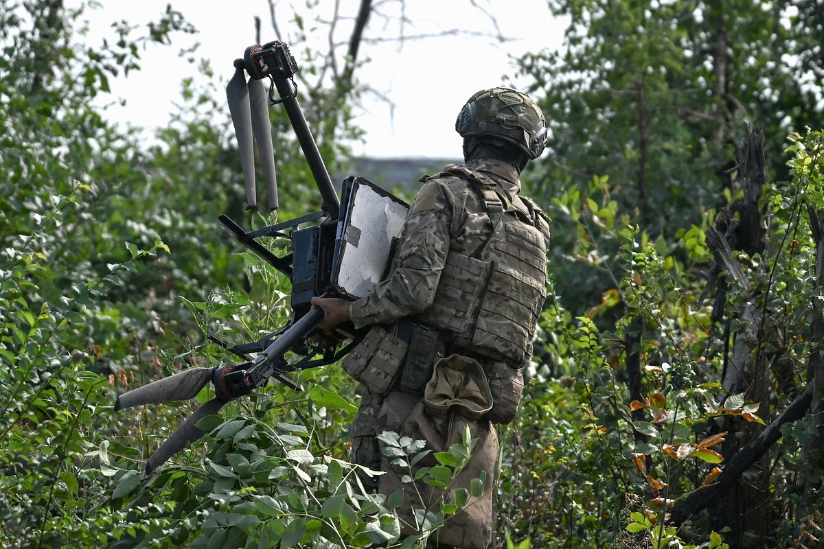 Военнослужащий подразделения противовоздушной обороны группировки «Центр» несет сбитый украинский БПЛА «Баба Яга». Окрестности Авдеевки, Донецкая Народная Республика (ДНР), Россия