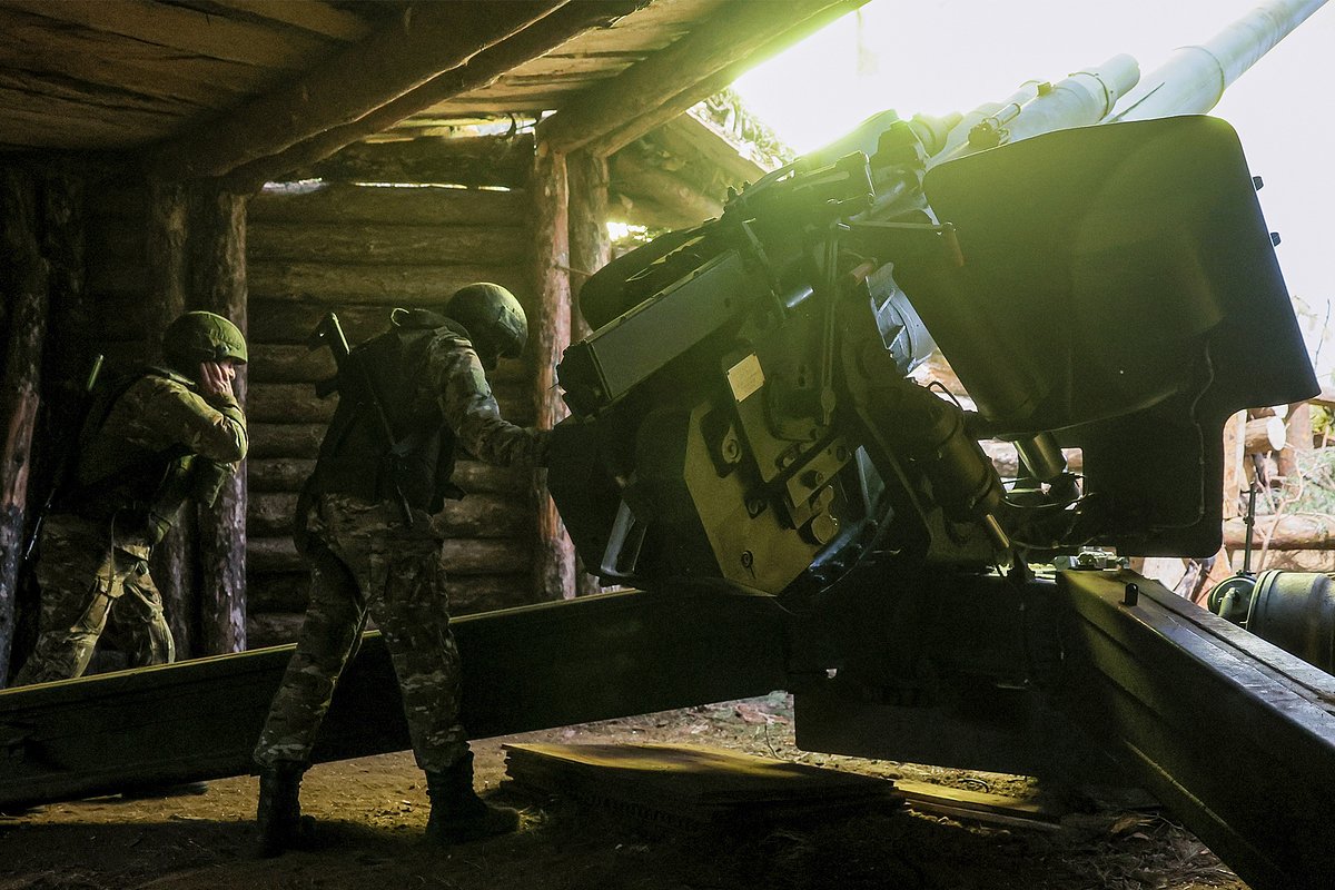 Военнослужащие артиллерийского дивизиона Воздушно-десантных войск (ВДВ) во время боевой работы на 152-миллиметровой гаубице «Мста-Б», зона проведения специальной военной операции