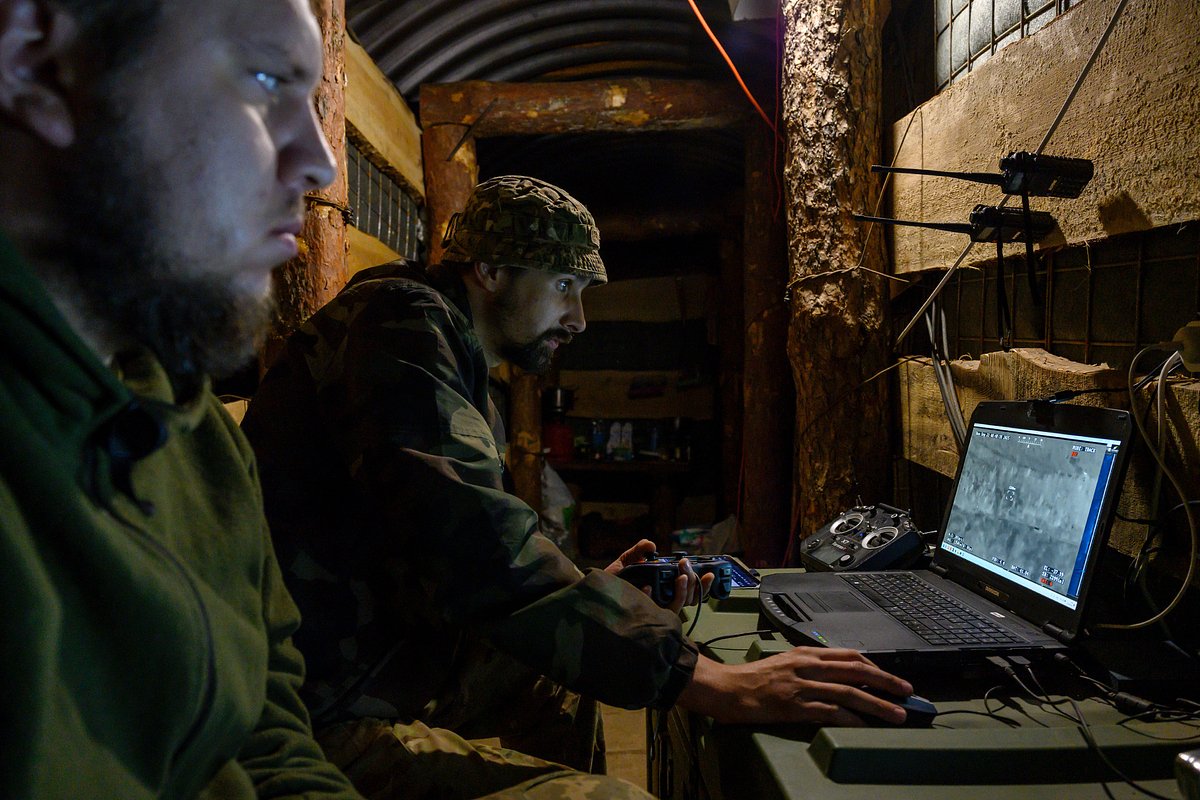 Командир отделения беспилотников Вооруженных сил Украины (ВСУ) из 148-й отдельной артиллерийской бригады запускает разведывательный беспилотник. Донецкая Народная Республика (ДНР), Россия, 21 сентября 2025 года