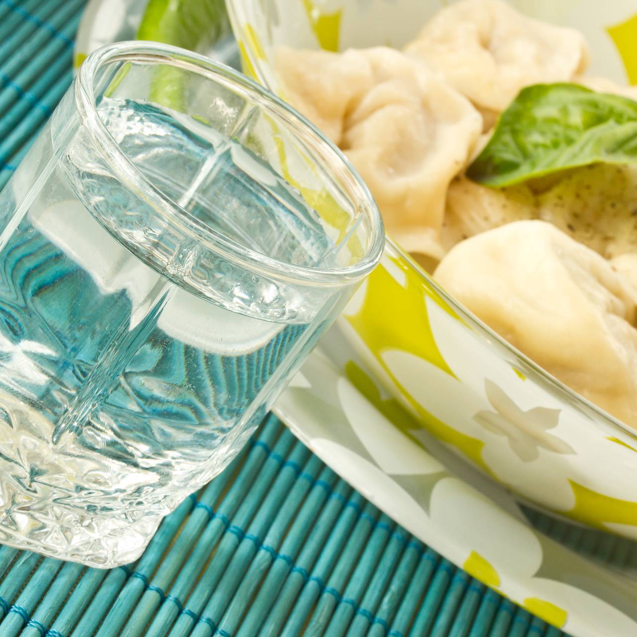 Голодный россиянин с гранатой пошел за пельменями и водкой и попал в суд