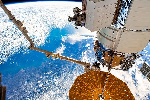 Станция летит со скоростью около 28 тысяч км/ч, из-за этого космонавты видят 16 рассветов и закатов в сутки