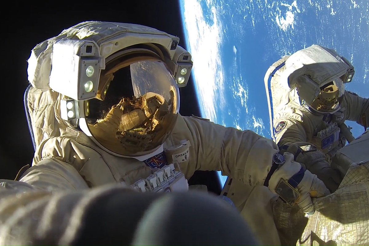 Космонавты Роскосмоса во время выхода в открытый космос