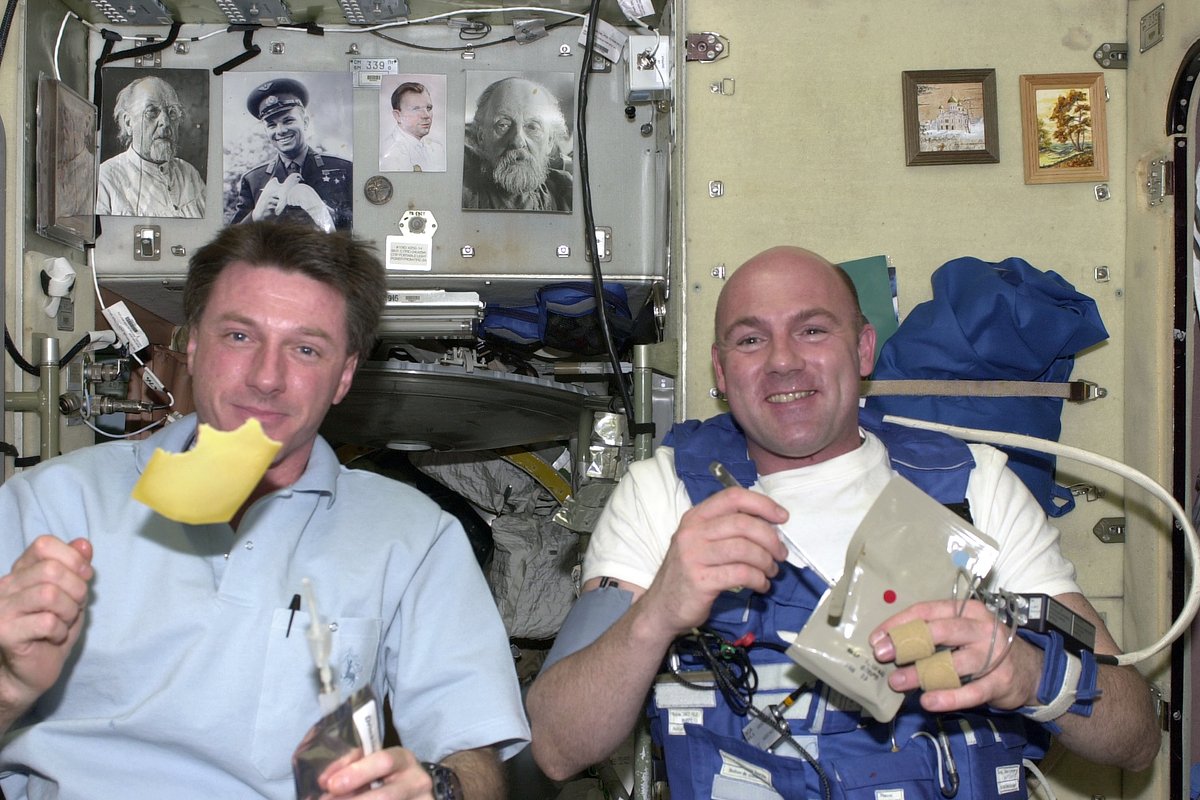 Астронавты едят голландский сыр на завтрак на борту МКС