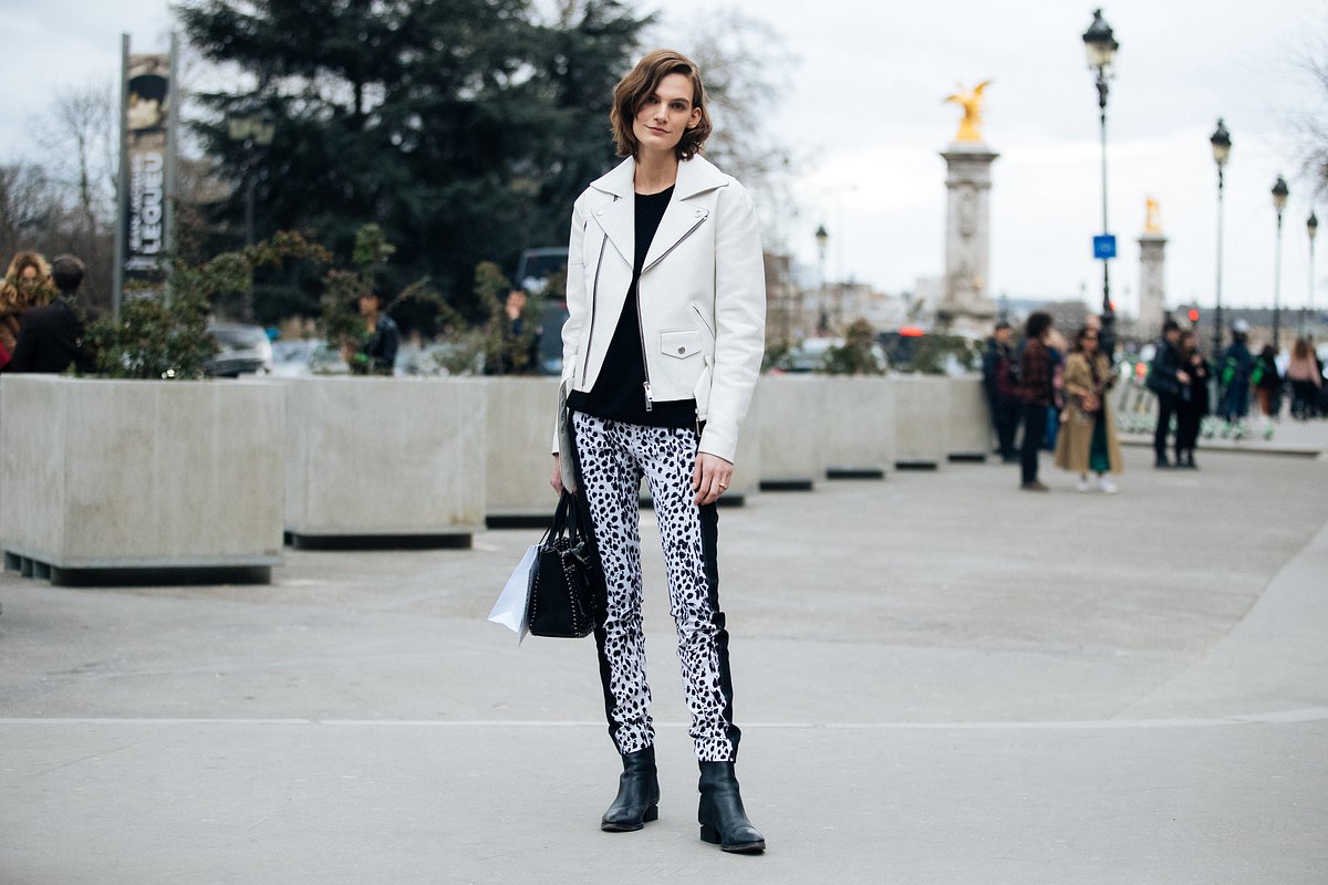 Кожаная куртка молочного оттенка особенно актуальна весной