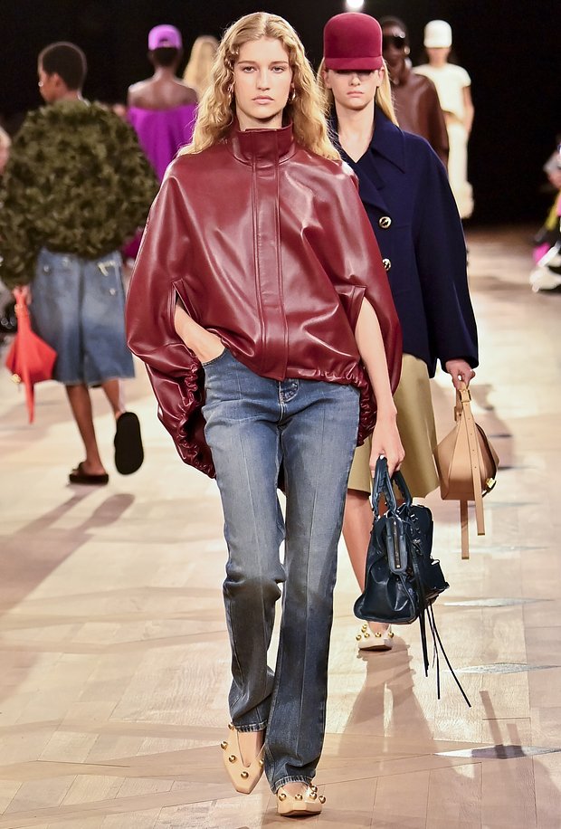 Модель Balenciaga в кожаном кейпе на показе весна/лето 2026