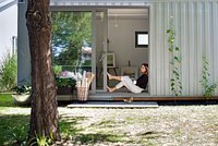 Россияне полюбили строить дачи из морских контейнеров. Почему модное жилье оказалось опасно для жизни?