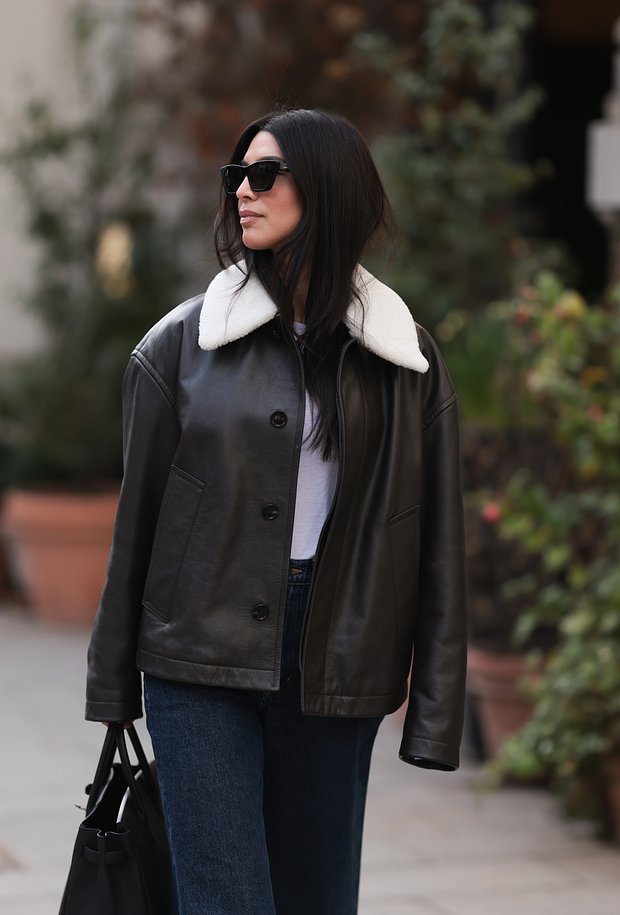 Классическая кожаная куртка с воротником из овчины будет особенно актуальна в ветреную погоду