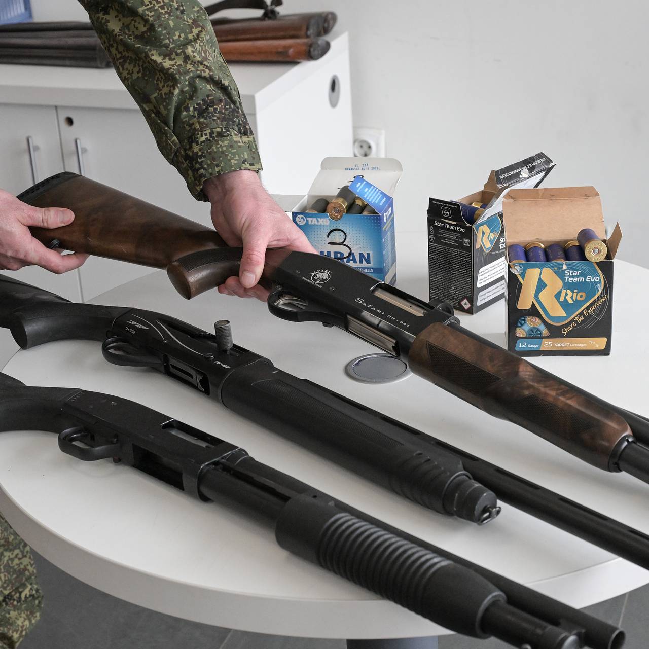 Двое россиян захотели стать оружейными баронами и привезли оружие из Запорожья