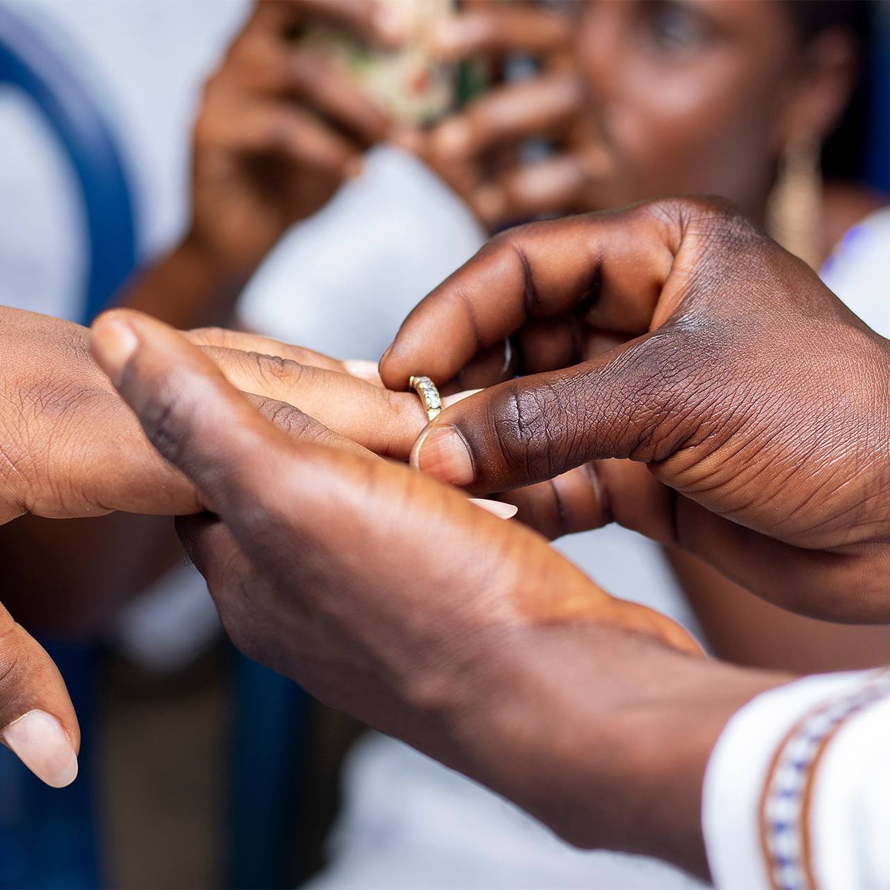 Молодоженам запретили целоваться после свадьбы в одной стране