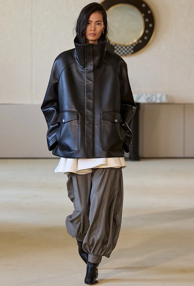Удлиненная кожаная куртка на показе новой коллекции Altuzarra весна/лето 2026