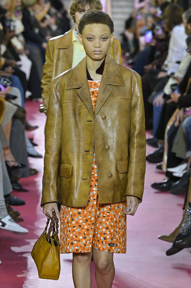 Miu Miu возвращает в моду «поношенные» кожанки с потертостями