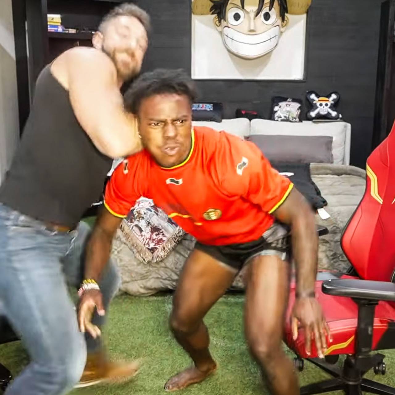 Рестлер в прямом эфире швырнул популярного стримера в камеру и разбил ему губу